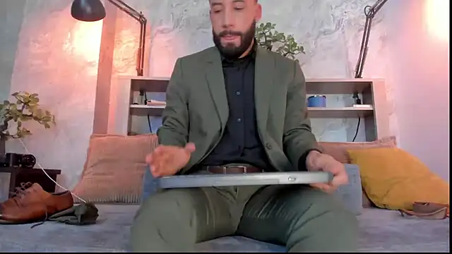 Snapshot of bruno_woods chatting on 12/15/25, 04:22 bruno woods online show from 12/15/25, 04:22