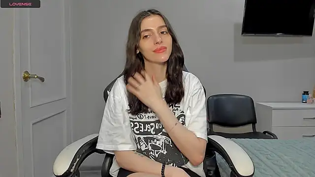 Snapshot of broosnica1 chatting on 12/23/25, 06:55 broosnica1 online show from 12/23/25, 06:55