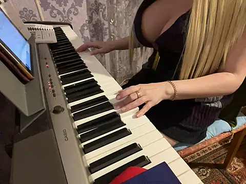 Snapshot of mila_von_tease chatting on 12/10/24, 06:28 mila von tease online show from 12/10/24, 06:28