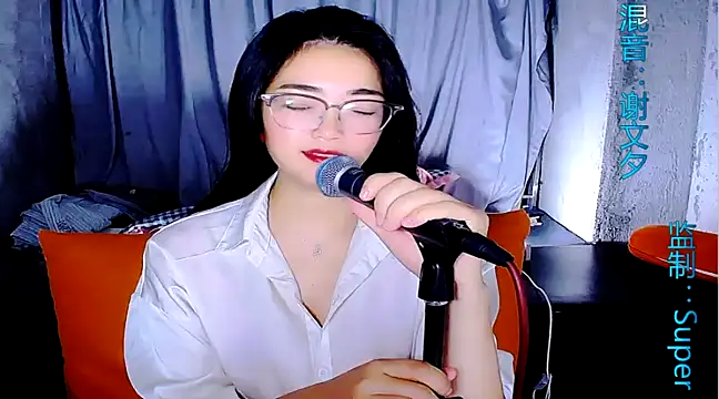 Snapshot of Floor_oo chatting on 03/10/25, 03:09 Floor oo online show from 03/10/25, 03:09