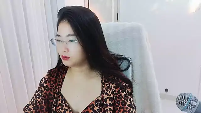 Snapshot of Floor_oo chatting on 09/18/25, 02:52 Floor oo online show from 09/18/25, 02:52