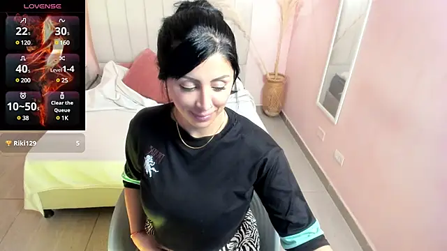 Snapshot of tiffani__love chatting on 01/04/25, 06:51 tiffani  love online show from 01/04/25, 06:51