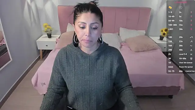 Snapshot of tiffani__love chatting on 03/13/25, 12:35 tiffani  love online show from 03/13/25, 12:35
