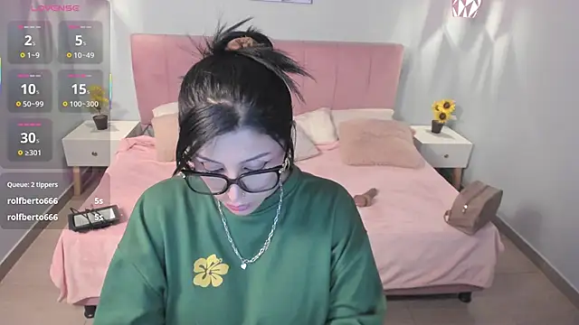 Snapshot of tiffani__love chatting on 03/22/25, 06:03 tiffani  love online show from 03/22/25, 06:03