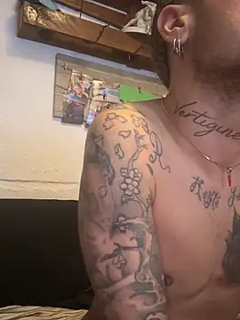 Snapshot of EnricoGio chatting on 02/05/25, 06:35 EnricoGio online show from 02/05/25, 06:35