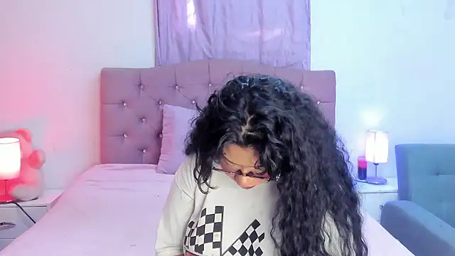 Snapshot of Latinabombsheell chatting on 02/13/26, 08:16 Latinabombsheell online show from 02/13/26, 08:16