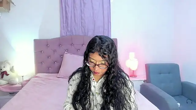 Snapshot of Latinabombsheell chatting on 03/22/26, 06:28 Latinabombsheell online show from 03/22/26, 06:28