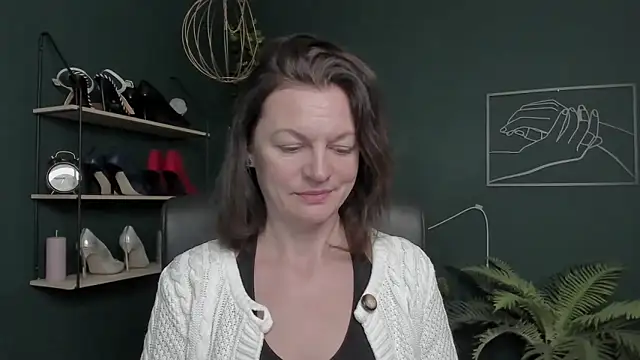 VivianWILD online show from 11/10/25, 07:40