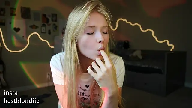 Snapshot of bestblonde chatting on 01/26/25, 08:34 bestblonde online show from 01/26/25, 08:34