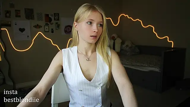 Snapshot of bestblonde chatting on 03/03/25, 05:50 bestblonde online show from 03/03/25, 05:50