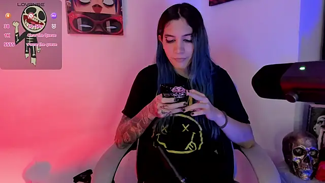 Snapshot of sofi_pretty_uwu- chatting on 04/28/26, 02:27 sofi pretty uwu- online show from 04/28/26, 02:27