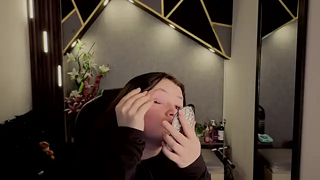 Snapshot of almma_shy chatting on 09/10/25, 01:22 almma shy online show from 09/10/25, 01:22