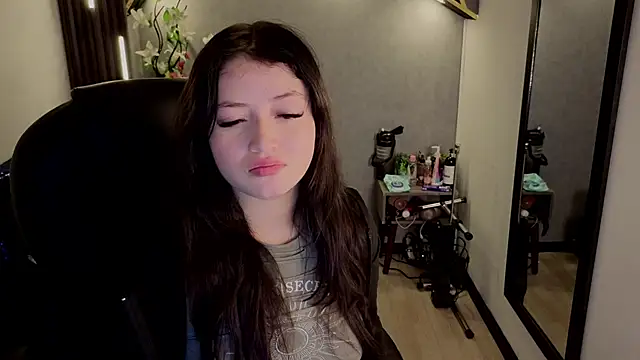 Snapshot of almma_shy chatting on 09/13/25, 03:45 almma shy online show from 09/13/25, 03:45