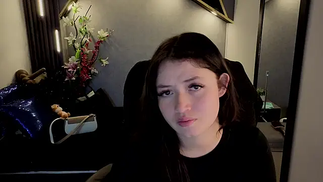 Snapshot of almma_shy chatting on 09/23/25, 01:36 almma shy online show from 09/23/25, 01:36