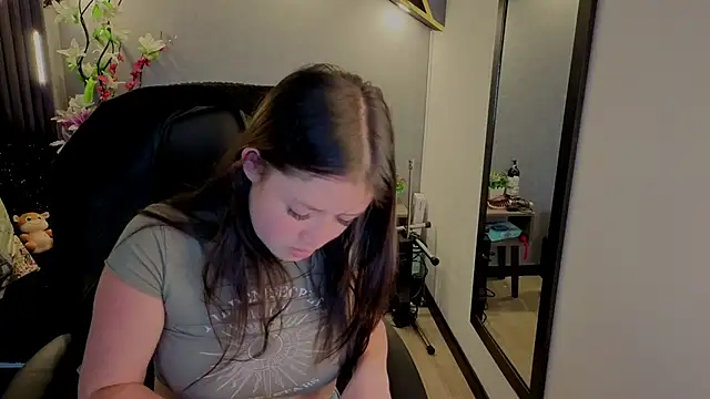 Snapshot of almma_shy chatting on 10/04/25, 03:21 almma shy online show from 10/04/25, 03:21