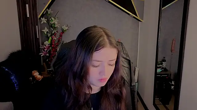 Snapshot of almma_shy chatting on 10/07/25, 01:19 almma shy online show from 10/07/25, 01:19