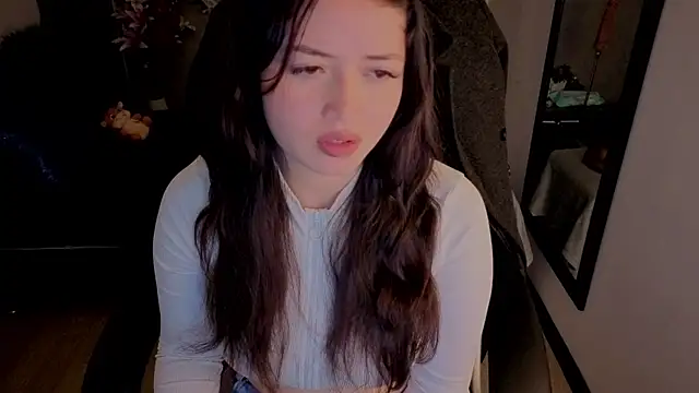 Snapshot of almma_shy chatting on 10/15/25, 01:22 almma shy online show from 10/15/25, 01:22