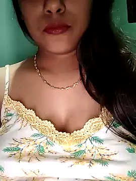 Snapshot of sexyindi_couple chatting on 12/03/24, 02:49 sexyindi couple online show from 12/03/24, 02:49