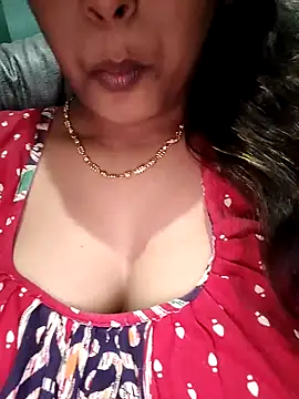 Snapshot of sexyindi_couple chatting on 12/11/24, 02:44 sexyindi couple online show from 12/11/24, 02:44