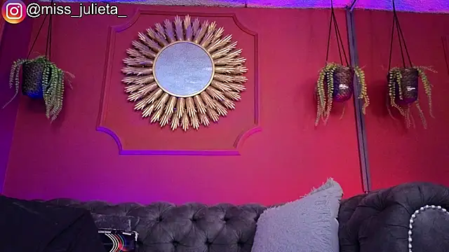 Snapshot of Julieta_Russell chatting on 06/04/26, 12:00 Julieta Russell online show from 06/04/26, 12:00