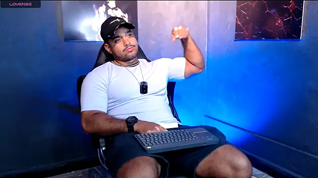 Snapshot of Big_furry_bear13 chatting on 10/08/25, 06:22 Big furry bear13 online show from 10/08/25, 06:22