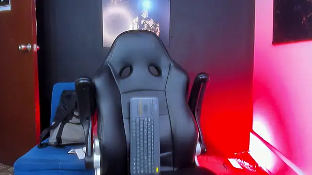 Snapshot of Big_furry_bear13 chatting on 10/31/25, 05:30 Big furry bear13 online show from 10/31/25, 05:30