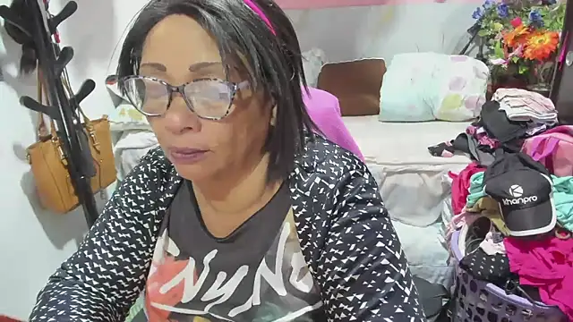 Snapshot of Mrs_mommy_ chatting on 06/08/26, 01:28 Mrs mommy online show from 06/08/26, 01:28