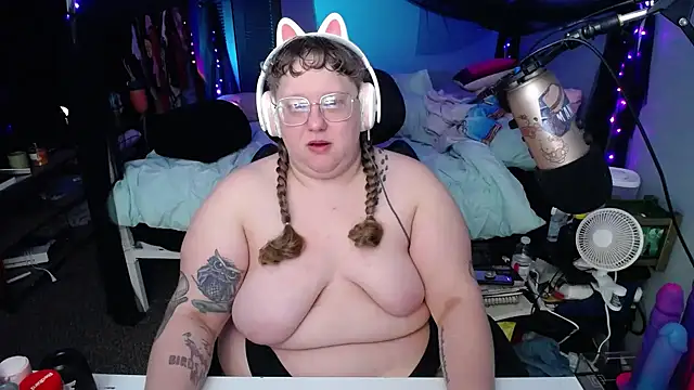 Snapshot of FatVeronica chatting on 03/06/25, 02:29 FatVeronica online show from 03/06/25, 02:29