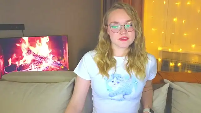 Snapshot of Aurora_Golden1 chatting on 12/12/24, 07:48 Aurora Golden1 online show from 12/12/24, 07:48