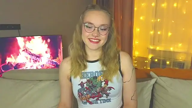 Snapshot of Aurora_Golden1 chatting on 12/16/24, 04:49 Aurora Golden1 online show from 12/16/24, 04:49