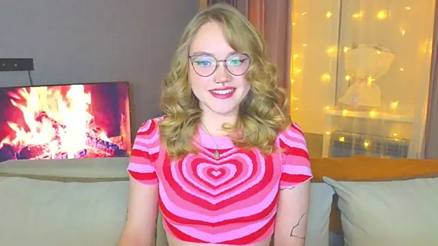Snapshot of Aurora_Golden1 chatting on 12/19/24, 03:41 Aurora Golden1 online show from 12/19/24, 03:41