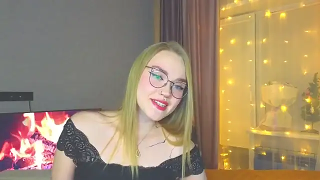 Snapshot of Aurora_Golden1 chatting on 12/23/24, 03:55 Aurora Golden1 online show from 12/23/24, 03:55