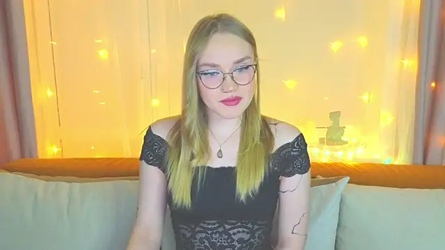 Snapshot of Aurora_Golden1 chatting on 01/31/25, 03:44 Aurora Golden1 online show from 01/31/25, 03:44