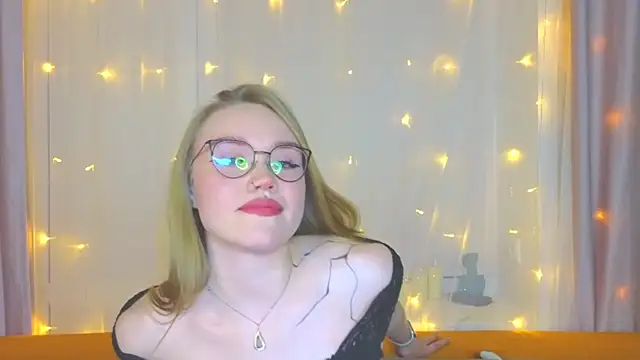 Snapshot of Aurora_Golden1 chatting on 03/12/25, 05:07 Aurora Golden1 online show from 03/12/25, 05:07