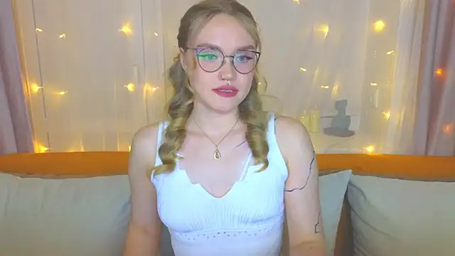 Snapshot of Aurora_Golden1 chatting on 03/16/25, 06:55 Aurora Golden1 online show from 03/16/25, 06:55