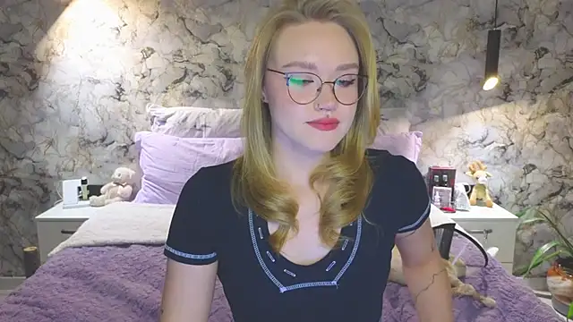 Snapshot of Aurora_Golden1 chatting on 10/20/25, 04:18 Aurora Golden1 online show from 10/20/25, 04:18