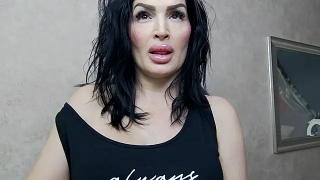 NicolleReyn online show from 02/11/25, 08:10