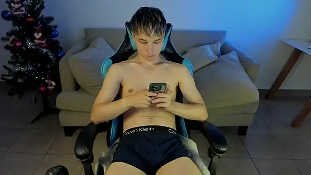 Snapshot of marcusmit chatting on 12/19/24, 06:23 marcusmit online show from 12/19/24, 06:23