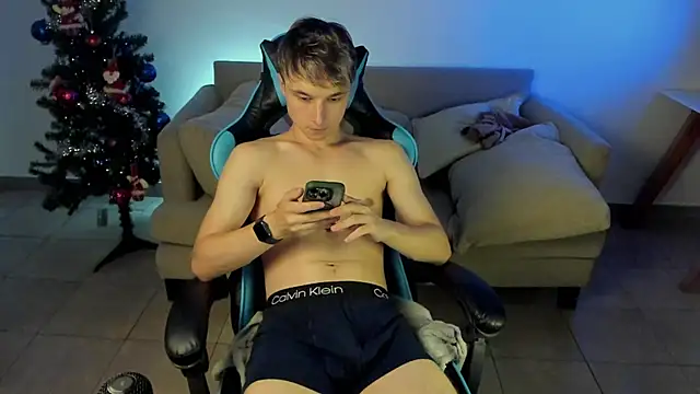 Snapshot of marcusmit chatting on 12/20/24, 12:19 marcusmit online show from 12/20/24, 12:19