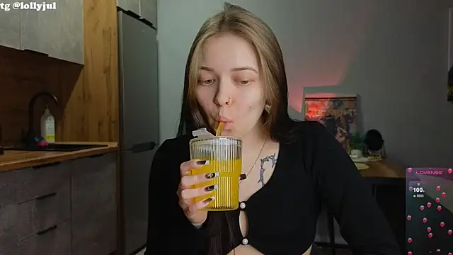 Snapshot of doll_lol_ chatting on 03/03/25, 07:28 doll lol online show from 03/03/25, 07:28