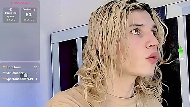 Snapshot of honey_skin chatting on 09/16/25, 09:27 honey skin online show from 09/16/25, 09:27