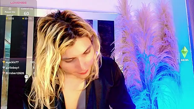 Snapshot of honey_skin chatting on 02/14/26, 03:31 honey skin online show from 02/14/26, 03:31