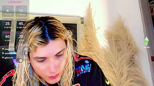 Snapshot of honey_skin chatting on 02/15/26, 09:00 honey skin online show from 02/15/26, 09:00