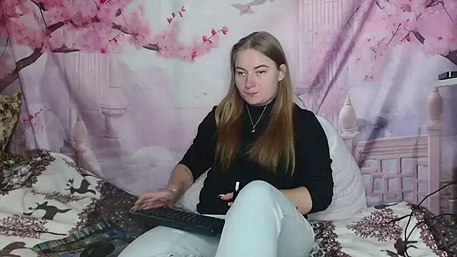 Snapshot of ElenaMaeer chatting on 10/04/25, 12:47 ElenaMaeer online show from 10/04/25, 12:47