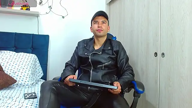 Snapshot of dorian_h_ chatting on 07/18/26, 02:32 dorian h online show from 07/18/26, 02:32