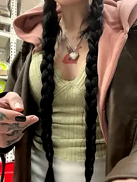 Snapshot of Melissa_crazy chatting on 11/12/25, 03:23 Melissa crazy online show from 11/12/25, 03:23