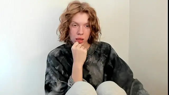 Snapshot of StellaDavis chatting on 10/02/25, 09:05 StellaDavis online show from 10/02/25, 09:05