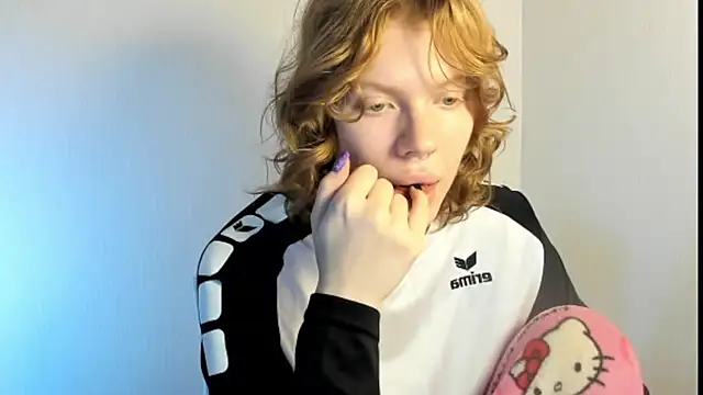 Snapshot of StellaDavis chatting on 10/14/25, 08:15 StellaDavis online show from 10/14/25, 08:15