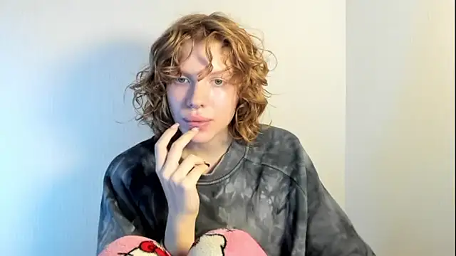 Snapshot of StellaDavis chatting on 10/21/25, 10:49 StellaDavis online show from 10/21/25, 10:49