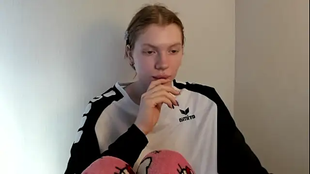 Snapshot of StellaDavis chatting on 11/03/25, 09:43 StellaDavis online show from 11/03/25, 09:43